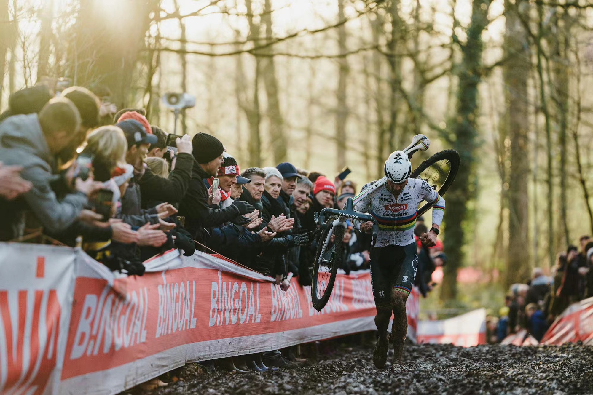 Van der Poel vince ancora, Van Aert mantiene la seconda posizione